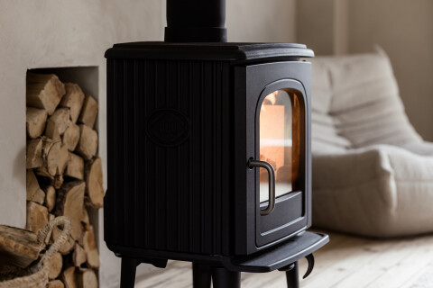 Een klassieke houthaard in een knusse woonkamer, perfect voor warmte en sfeer. Ontdek hoe je efficiënt en duurzaam kunt stoken voor optimaal comfort.