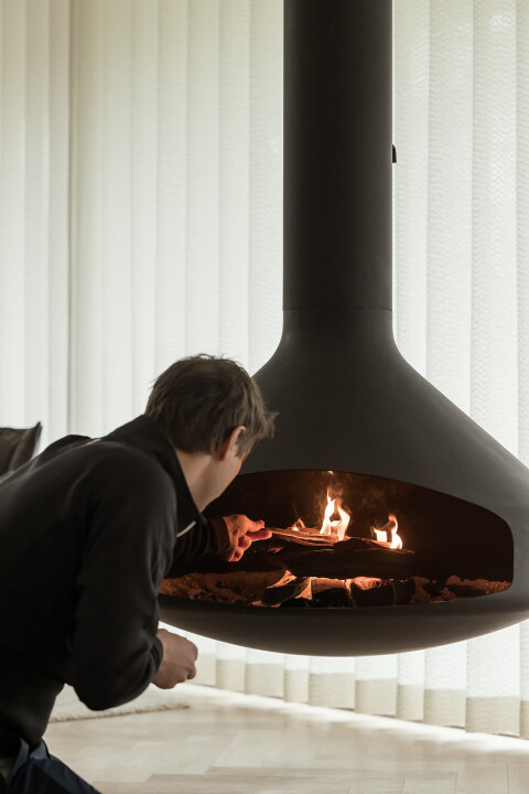 Vul je zwevende haard tijdig bij om de verbranding consistent te houden. Een unieke haard die zorgt voor een sfeervolle warmte.