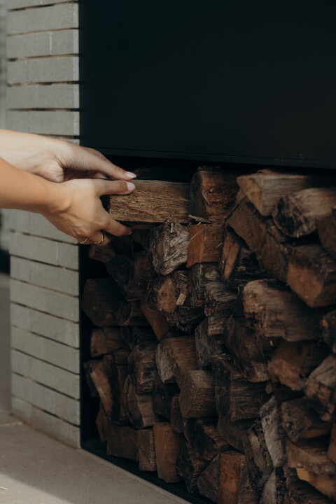 Stapel houtblokken voor optimale ventilatie. Vermijd contact met vocht en zorg voor effectief drogen van je stookhout.