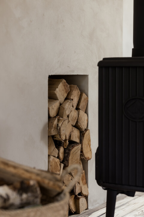 Houtnis ingewerkt in de muur met houtkachel van Dru.
