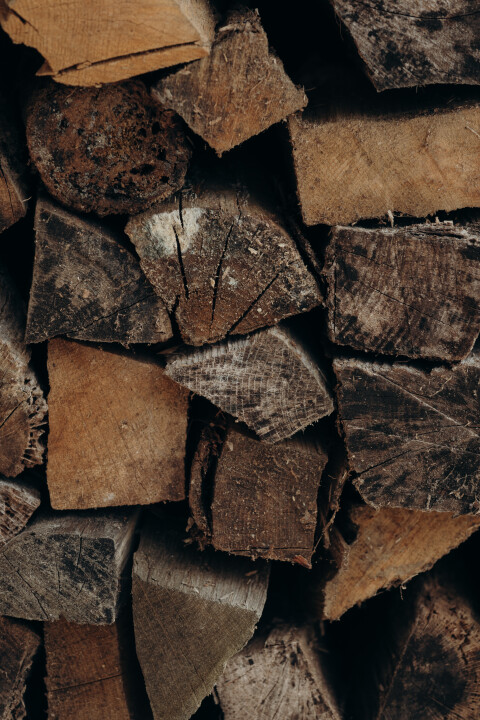 Houd je hout droog door het onder een overkapping op te slaan. Zorg voor bescherming tegen regen terwijl lucht vrij kan circuleren.
