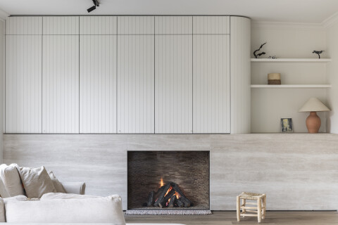 Bij het inbouwen van een sfeerhaard is de grootte van de kamer en het model van de haard belangrijk. Kies voor maatwerk of een vrijstaand model voor optimale integratie in je interieur.